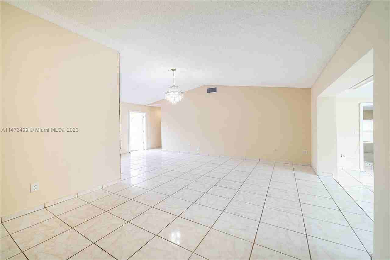 19550 Nw 57th Ct - Photo 3 of 8