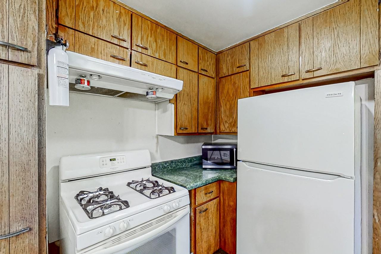 Whites Mill Ct - Photo 7 of 12