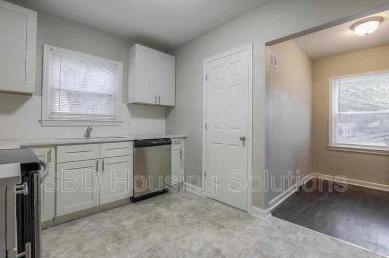 206 S East Ave - Photo 4 of 8