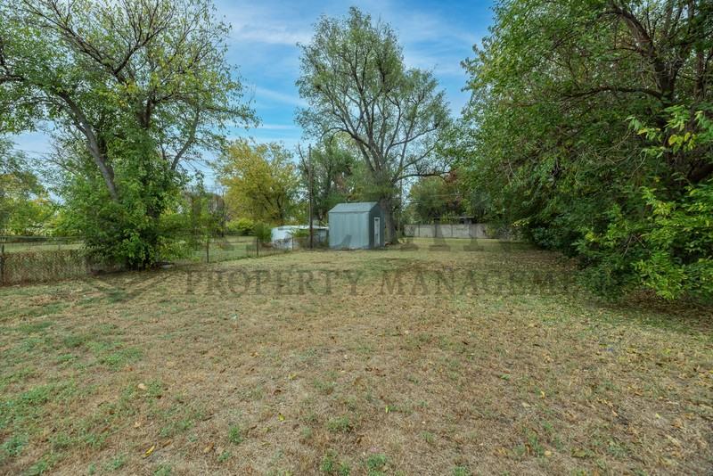 726 S Bonn St - Photo 3 of 21
