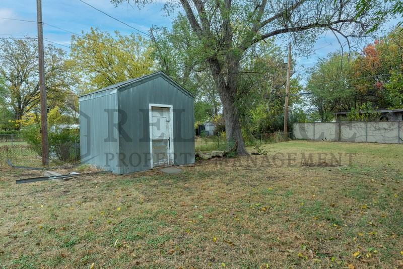 726 S Bonn St - Photo 4 of 21