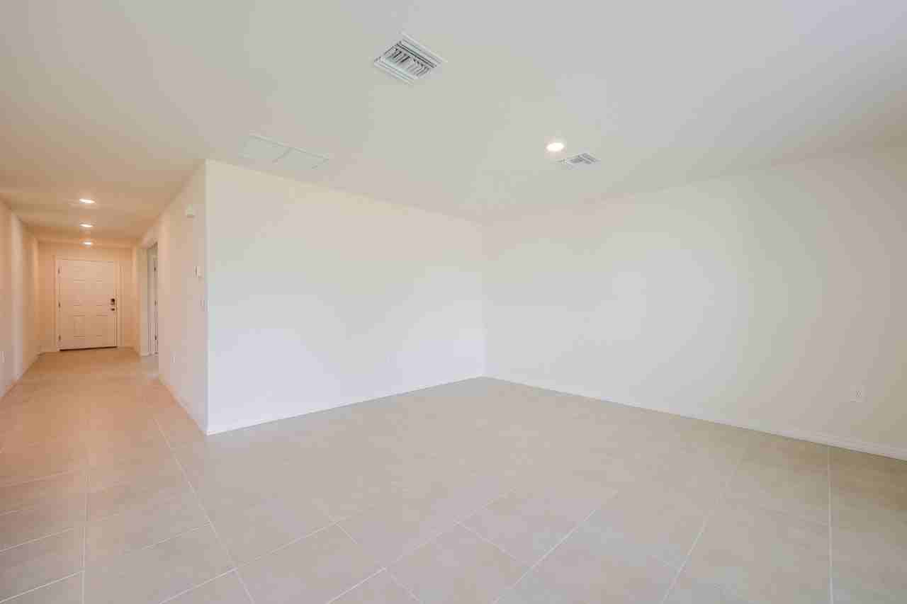 548 Woodview Dr - Photo 2 of 24