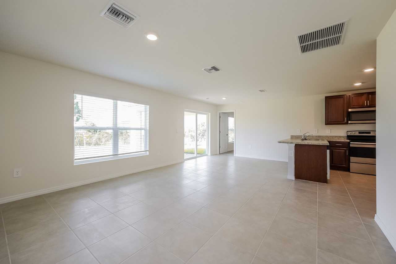 548 Woodview Dr - Photo 3 of 24