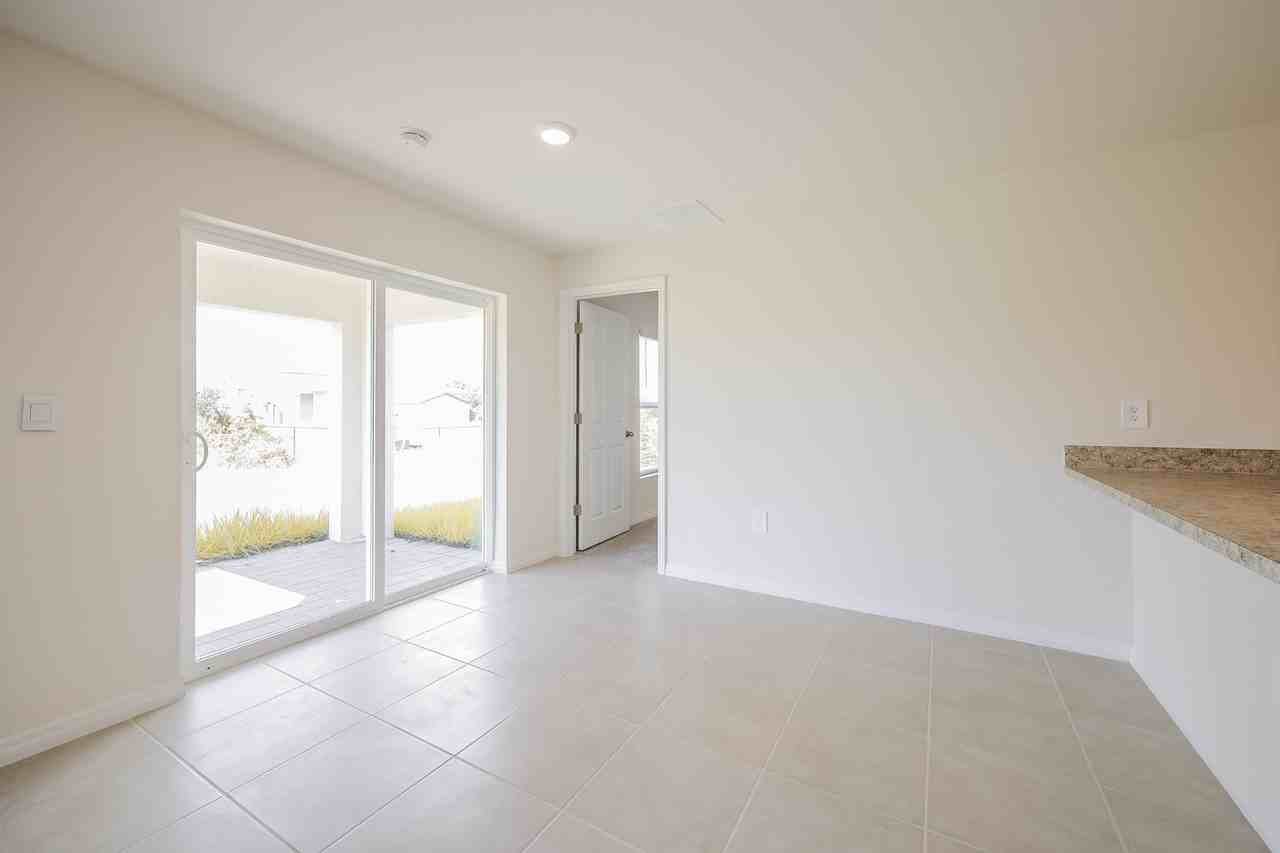 548 Woodview Dr - Photo 5 of 24