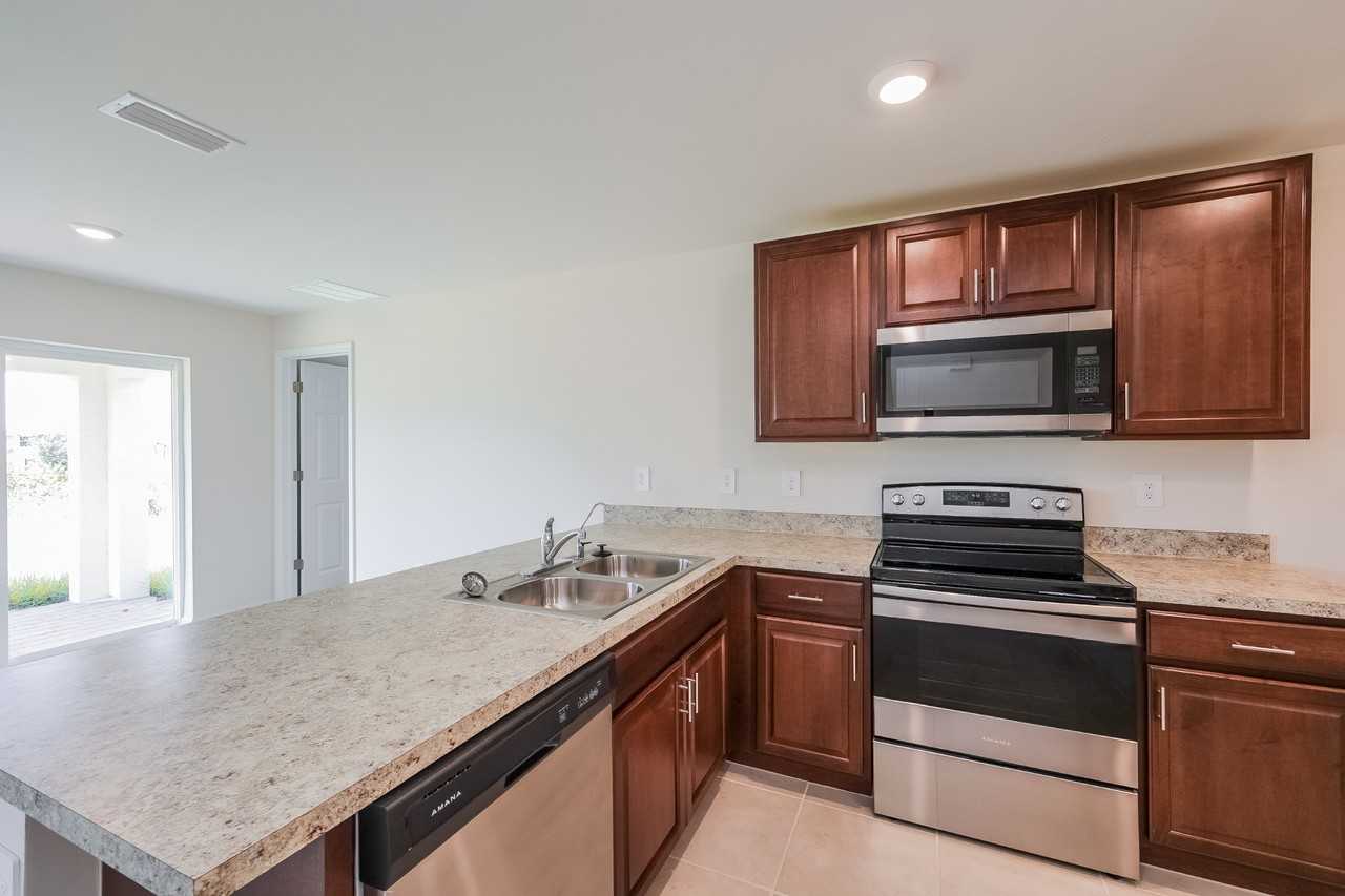 548 Woodview Dr - Photo 6 of 24