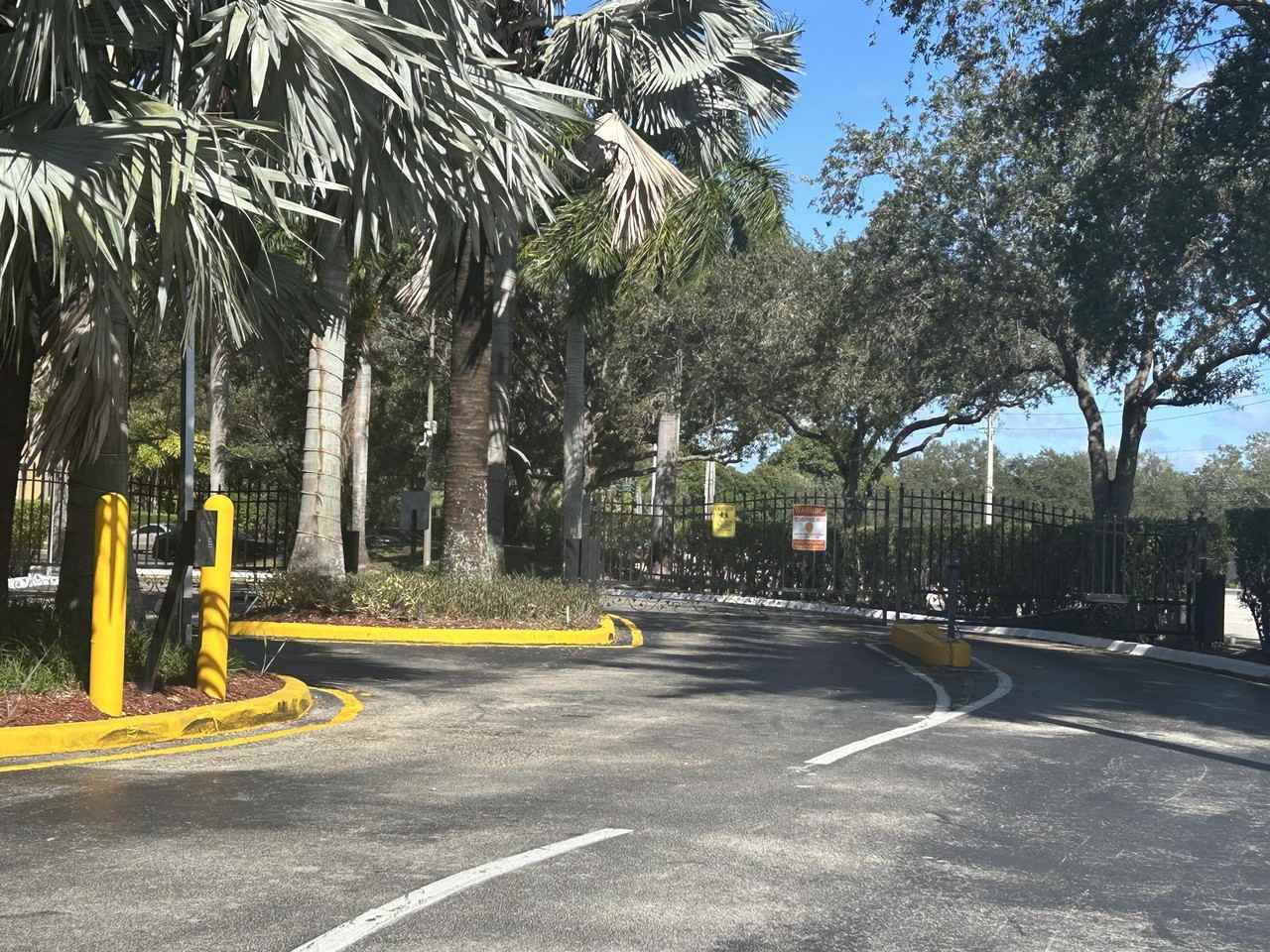 791 N Pine Island Rd - Photo 4 of 26