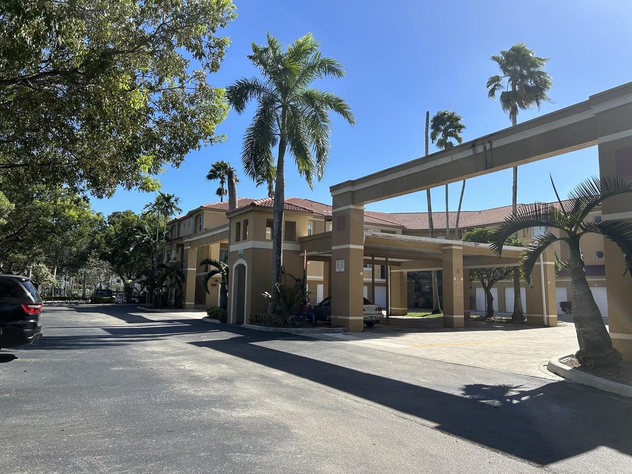 791 N Pine Island Rd - Photo 5 of 26