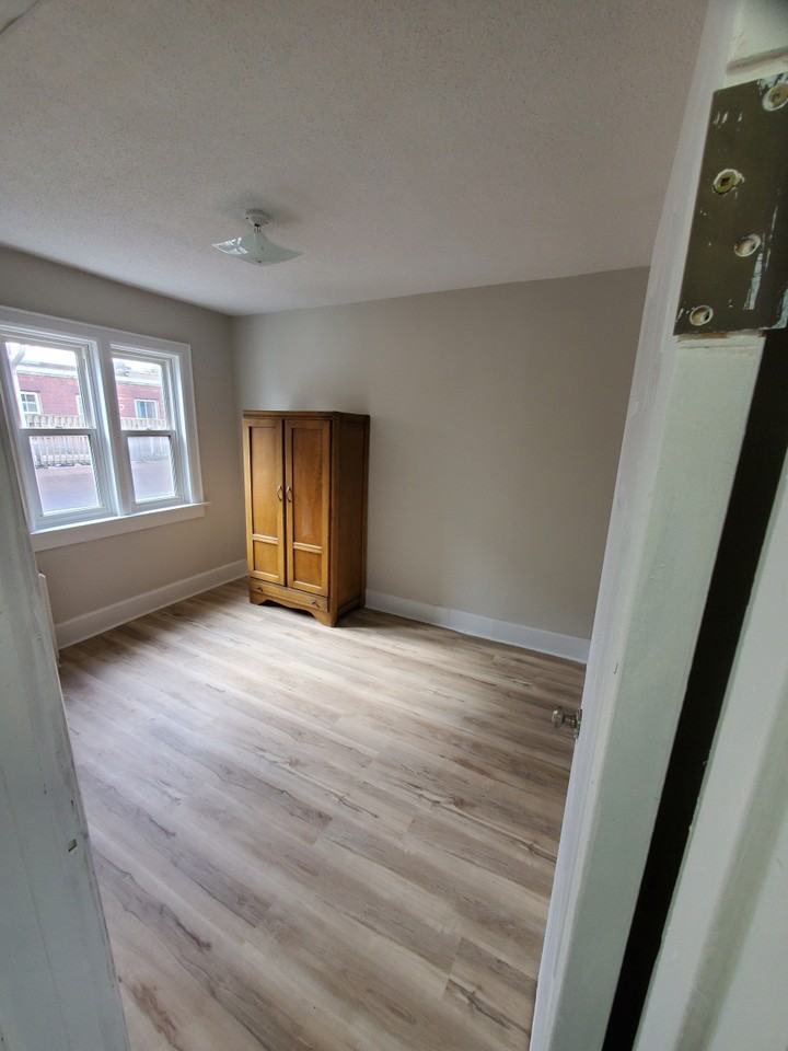 142 Victoria St S - Photo 2 of 7