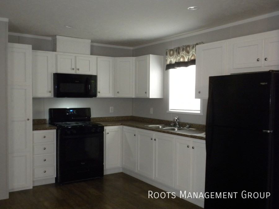 742 Holmes Dr #185 - Photo 2 of 3