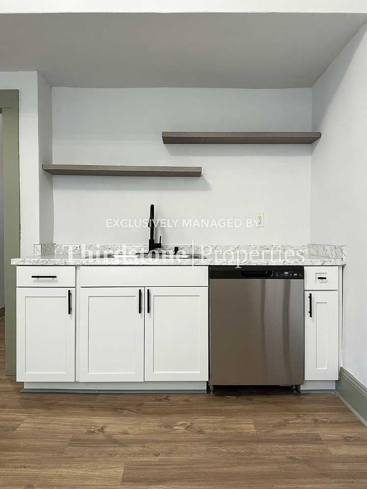 210 E 9th St - Photo 4 of 19