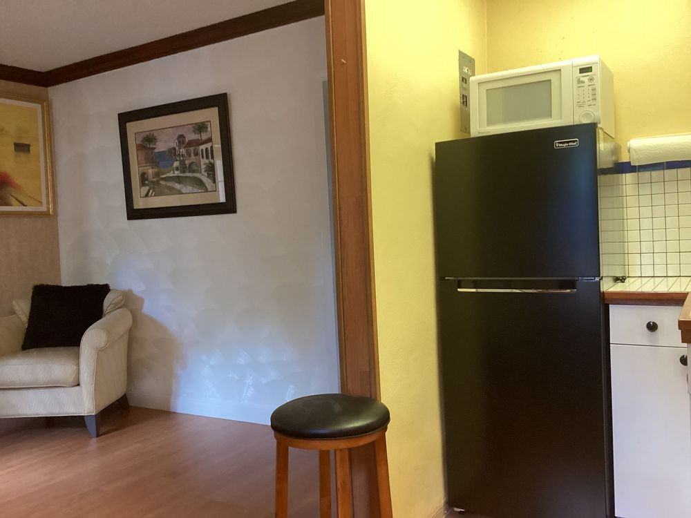 729 Ne 5th Ave #4 - Photo 3 of 5