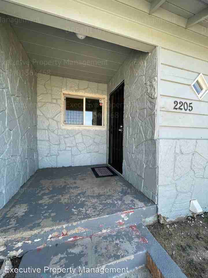2205 Avondale Dr - Photo 2 of 32