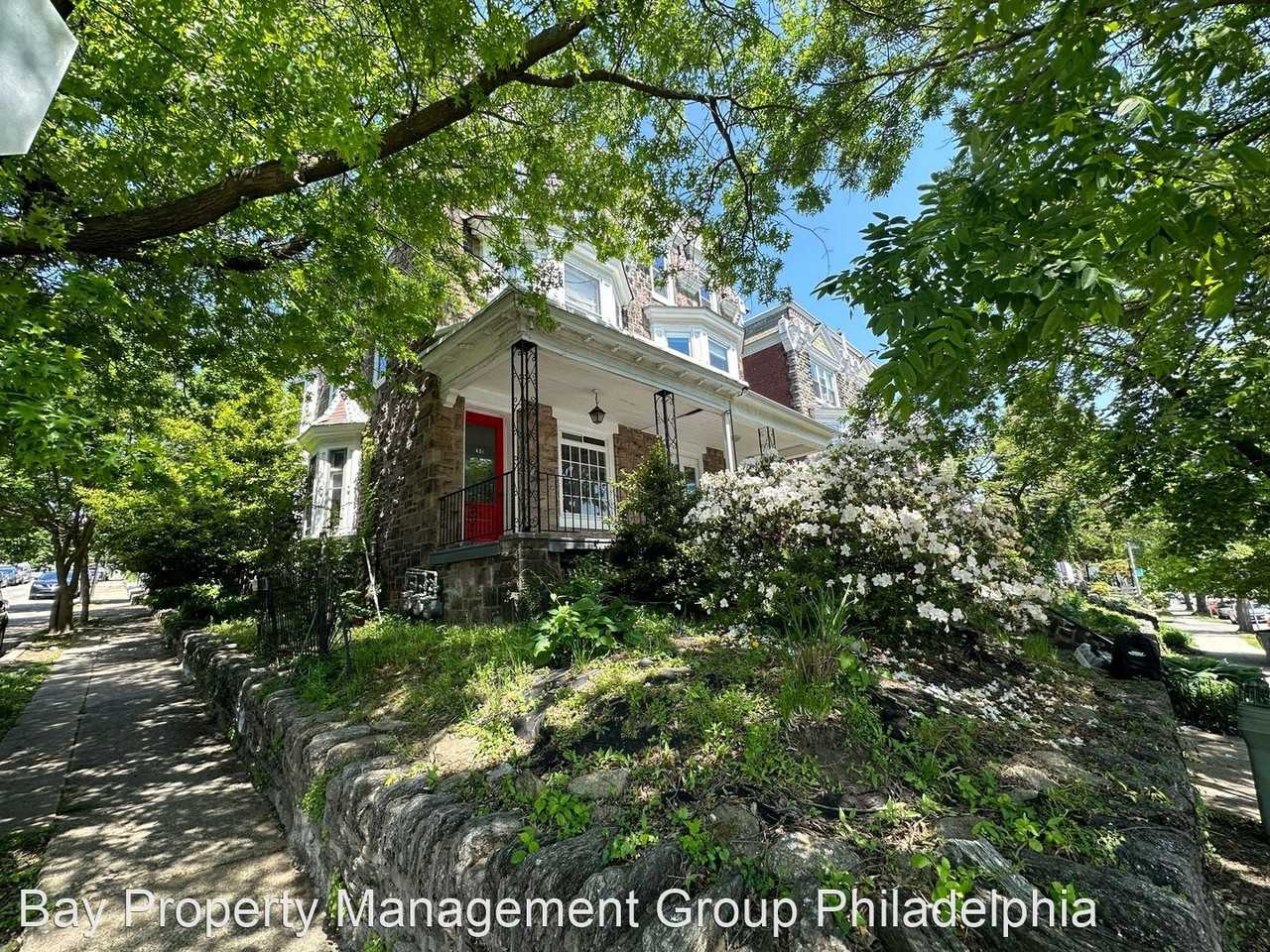 439 E Walnut Ln - Photo 2 of 19