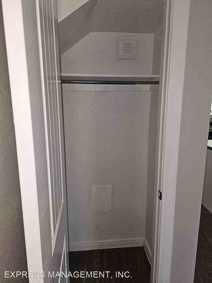 Thomas Circle - Photo 3 of 24