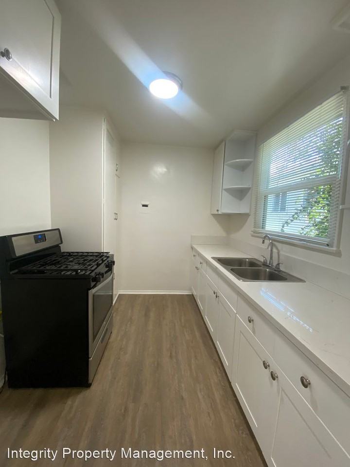 1101-1107 Alma Street 927 W. Glenoaks Boulevard - Photo 2 of 9