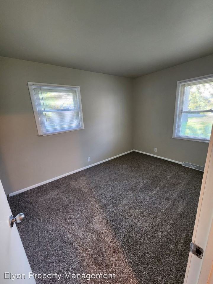 8501 104th Ave - Photo 3 of 7