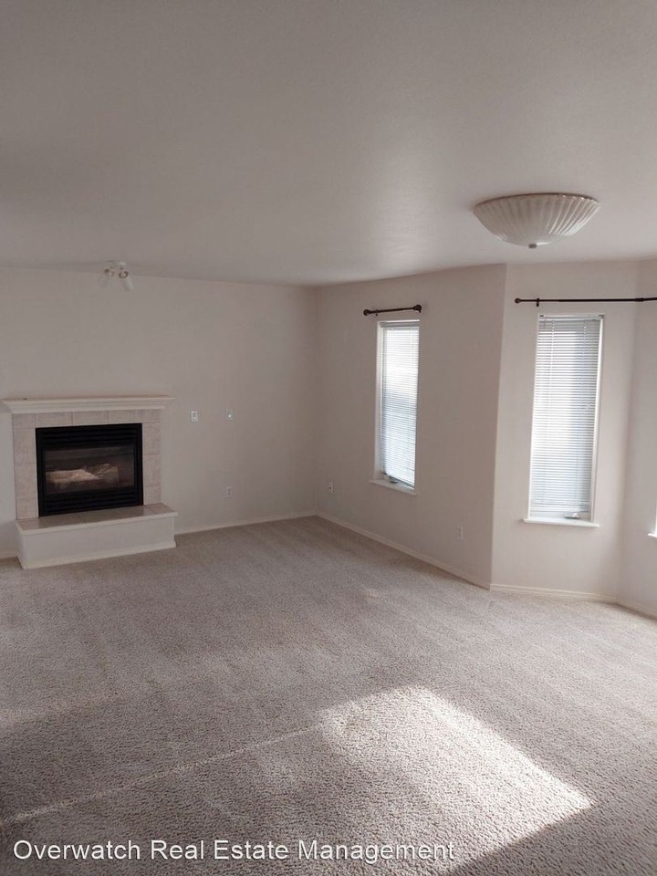 3926 Lakehurst circle - Photo 2 of 26