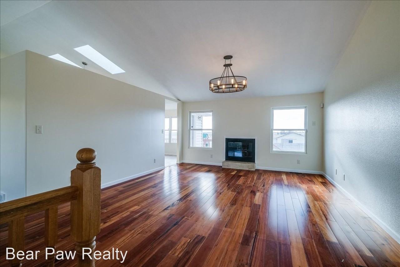 2449 Channell Dr - Photo 2 of 14