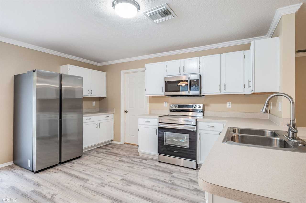 13721 Fareham Rd - Photo 3 of 21