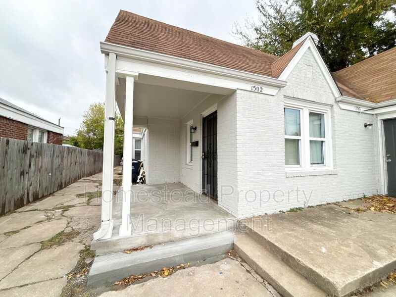 1502 Ne 20th St - Photo 2 of 9