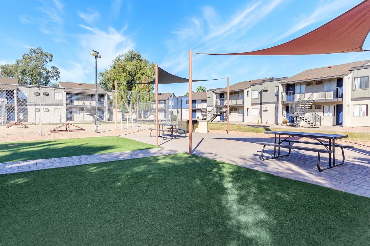 Los Vecinos - Photo 5 of 11