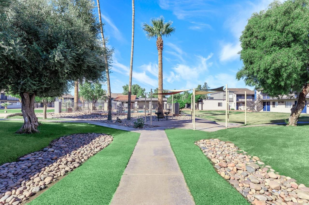 Los Vecinos - Photo 7 of 11