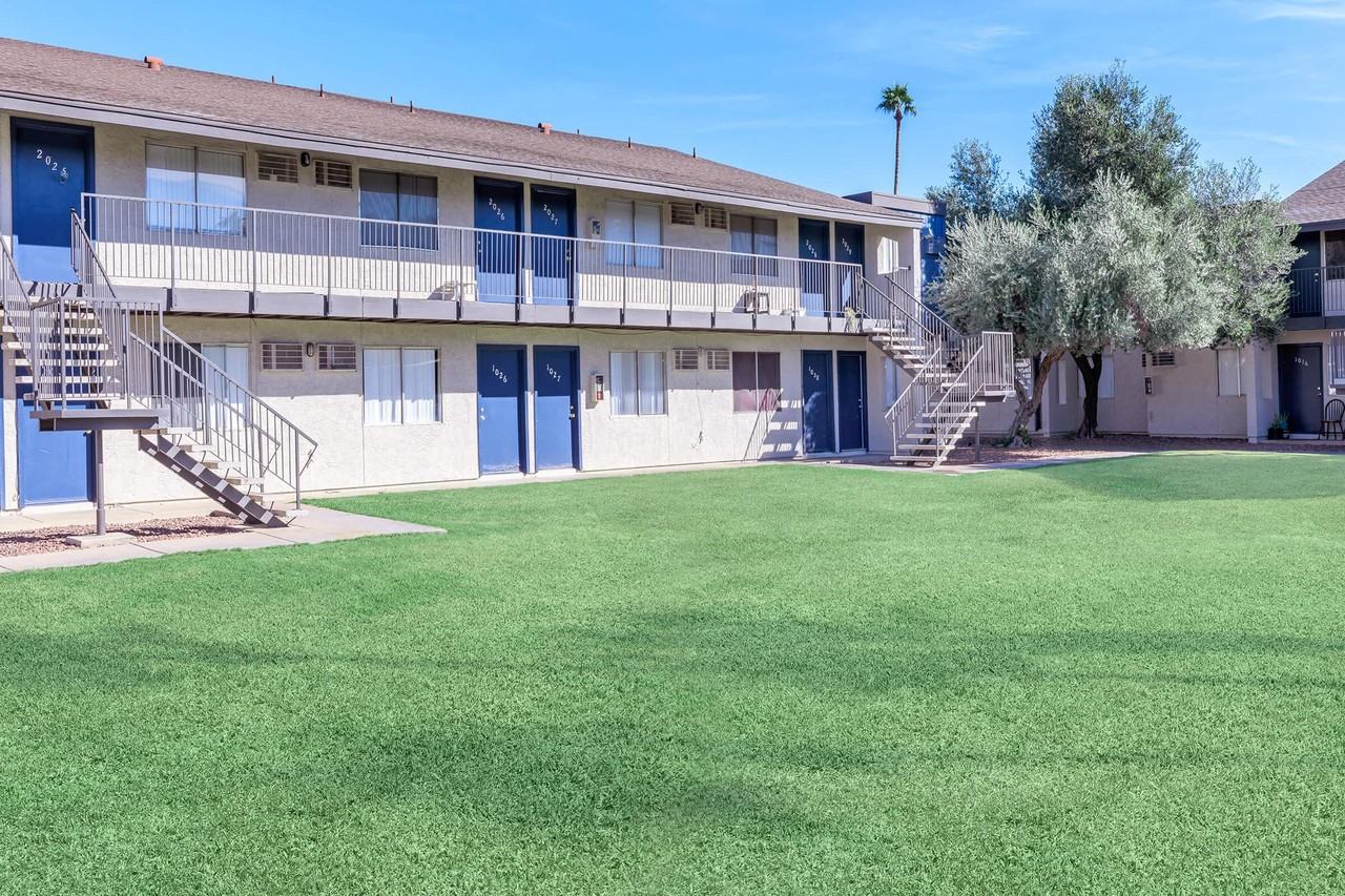 Los Vecinos - Photo 2 of 11