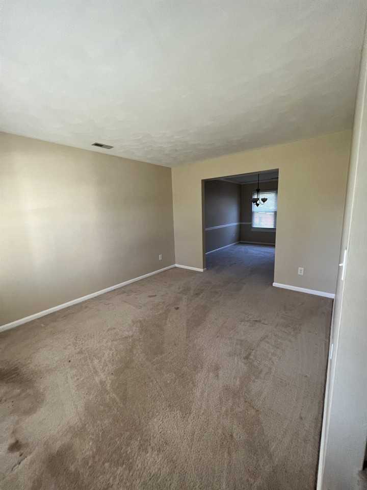 3701 Castlewood Dr #1 - Photo 7 of 30