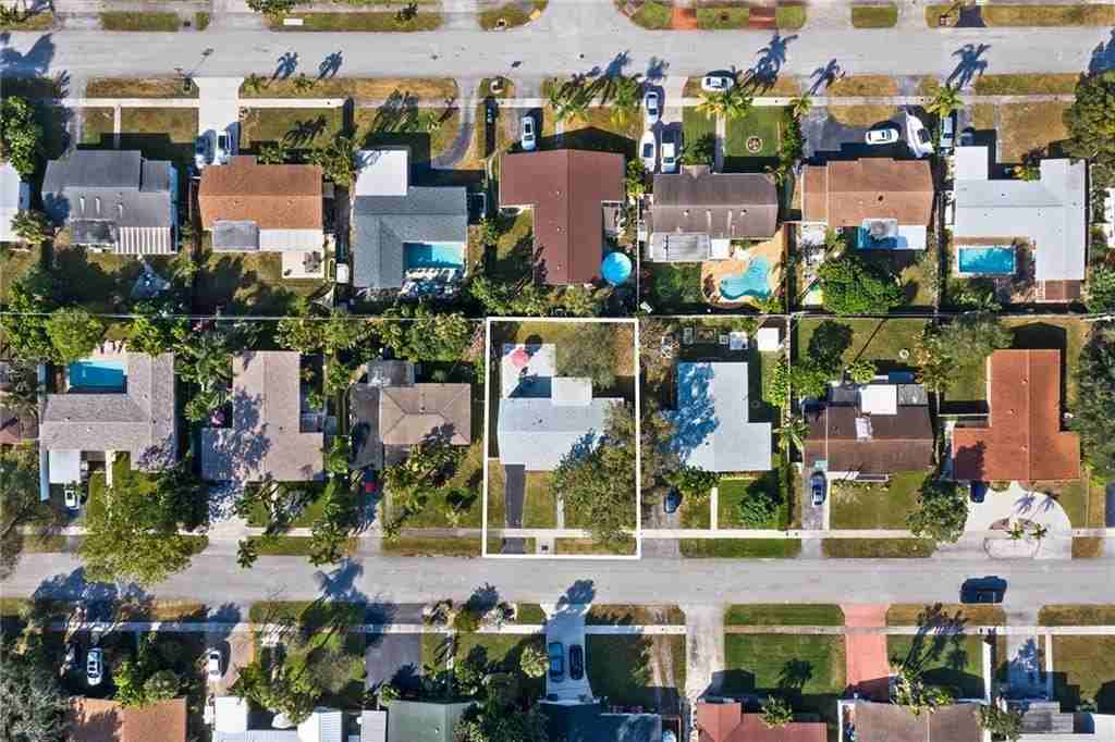 3221 Sw 23rd Ct - Photo 2 of 8