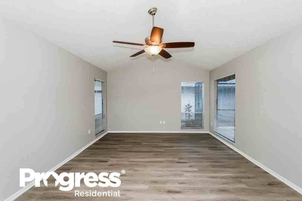 6903 Silvermill Dr - Photo 3 of 15