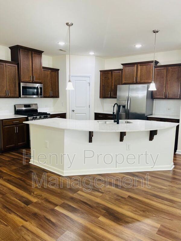 1018 Brightskies St - Photo 2 of 15