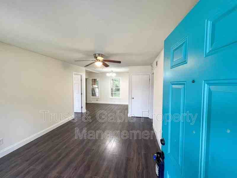 917 Lynda Ln - Photo 2 of 12