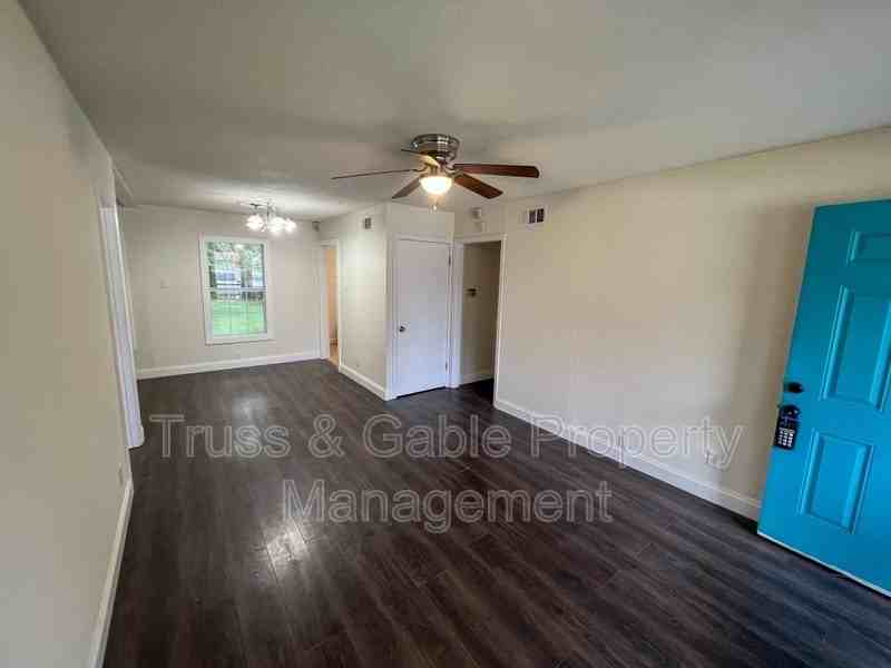 917 Lynda Ln - Photo 3 of 12