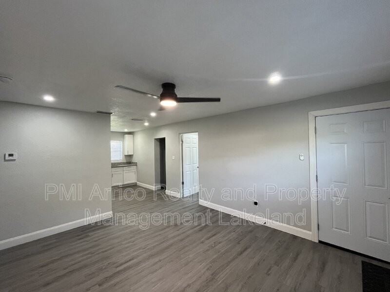 1717 Bush Ave - Photo 4 of 24