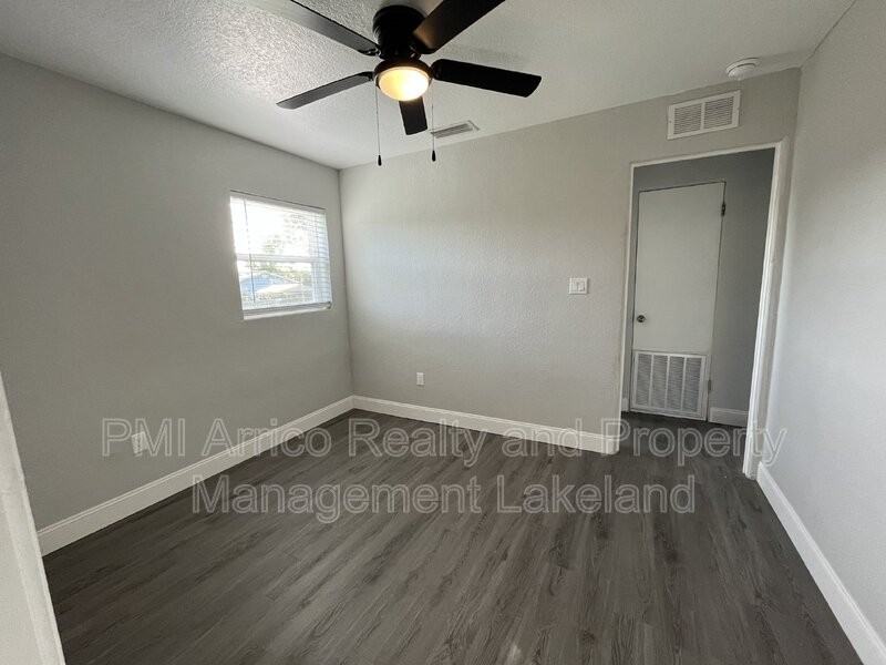 1717 Bush Ave - Photo 5 of 24