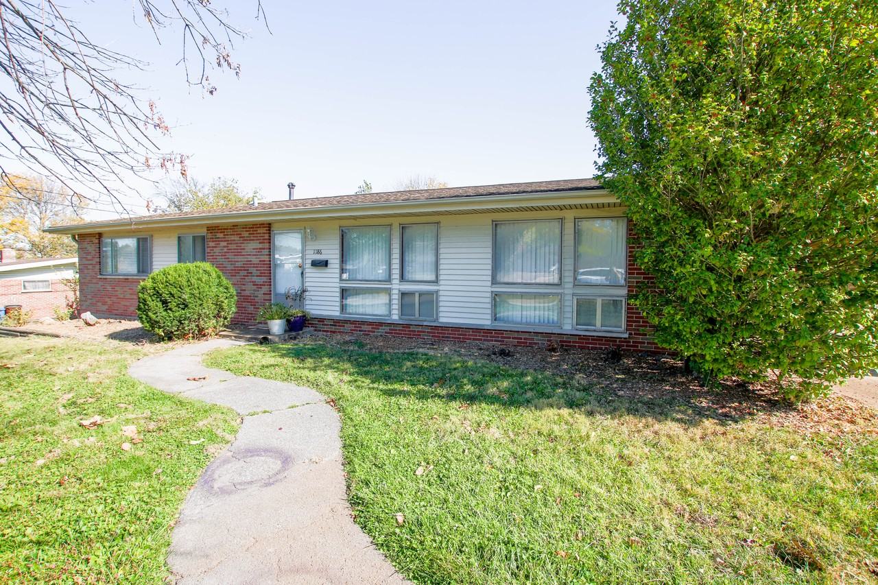 1186 Mesa Drive - Photo 2 of 20