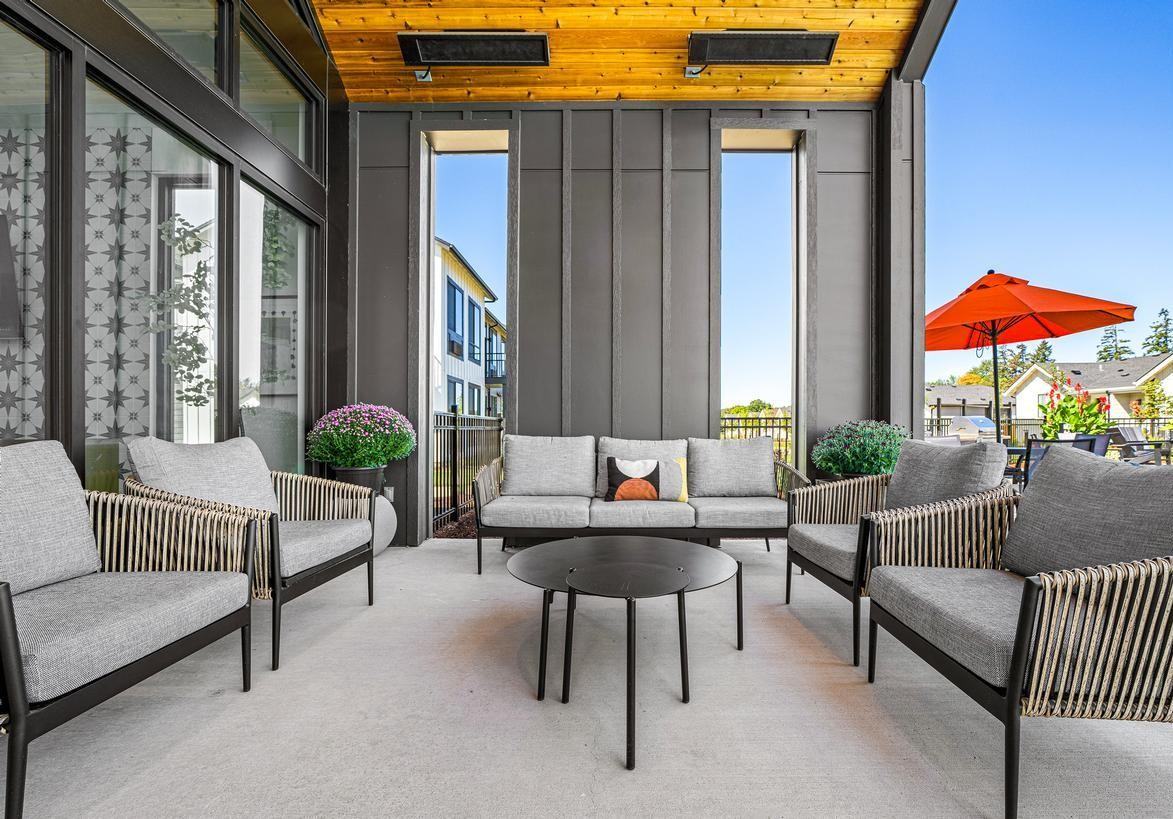 1367 Umpqua Ave - Photo 4 of 9