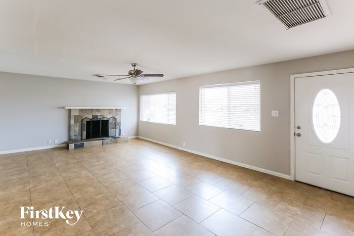 1615 S Parkside Dr - Photo 2 of 15