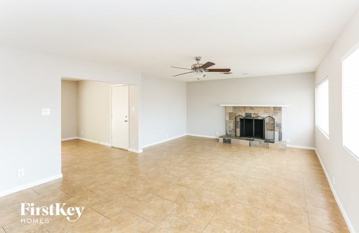 1615 S Parkside Dr - Photo 3 of 15