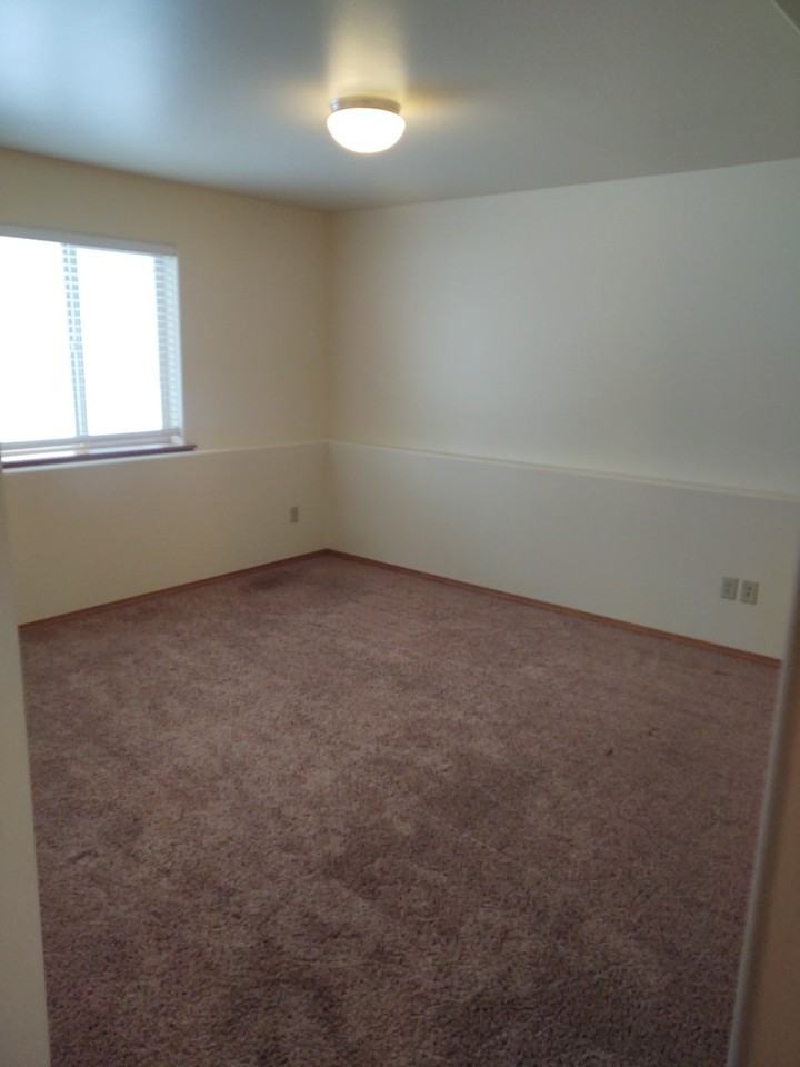 811 W 3rd St #1 - Photo 4 of 8