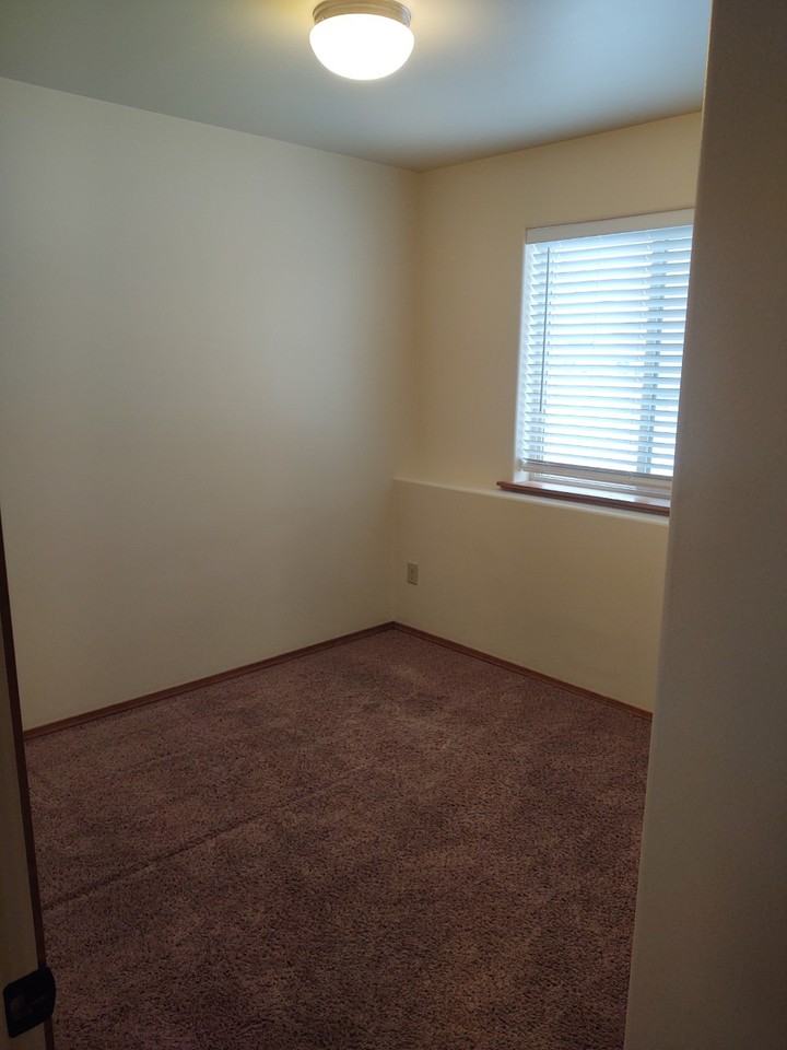 811 W 3rd St #1 - Photo 7 of 8