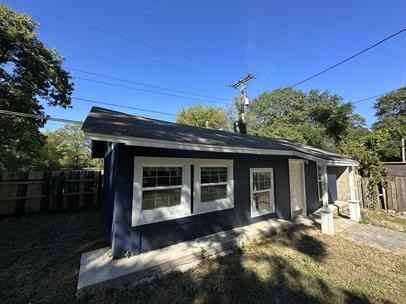 1417 Pecan St - Photo 2 of 10