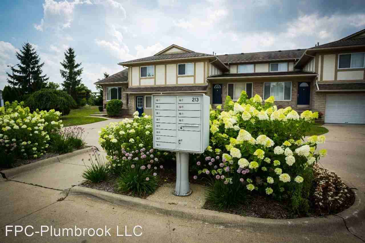 2 Bed / 2 Bath Sterling Heights Townhome - Awesome Home, even Better Location - Photo 2 of 13