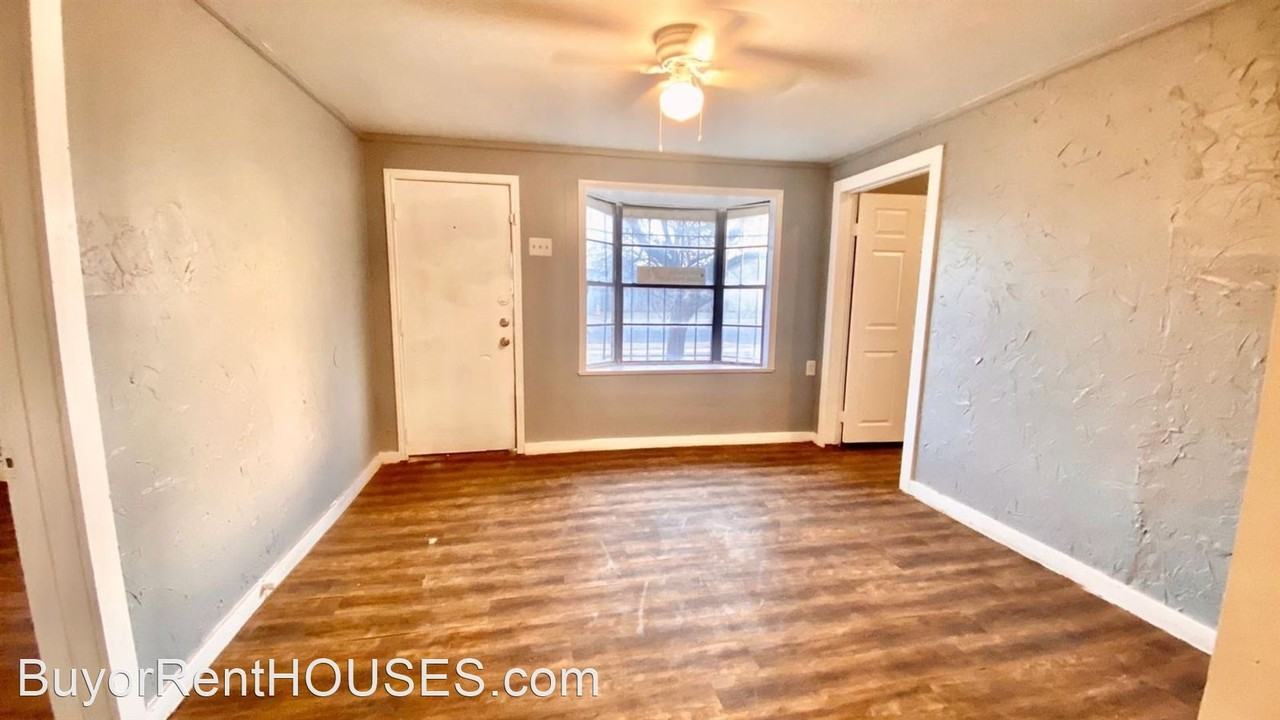 1120 46th St - Photo 2 of 9