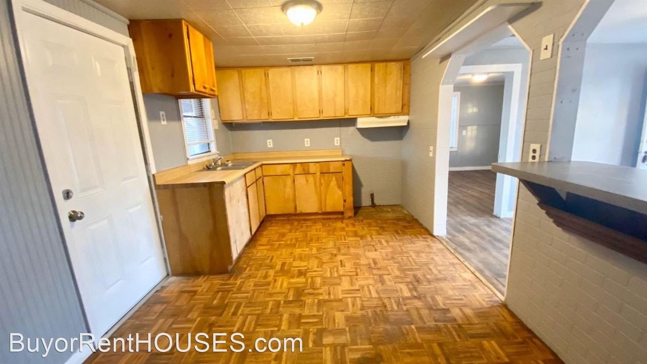 1120 46th St - Photo 3 of 9