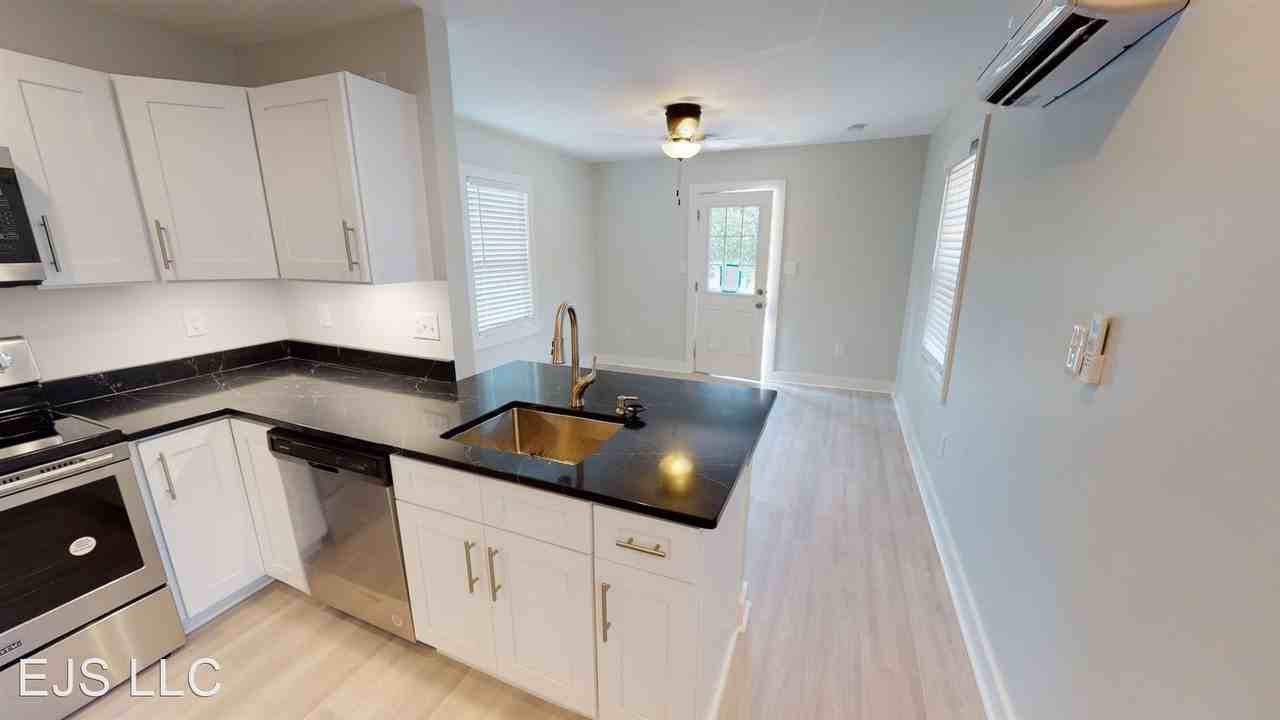 117 Rebecca St - Photo 3 of 12