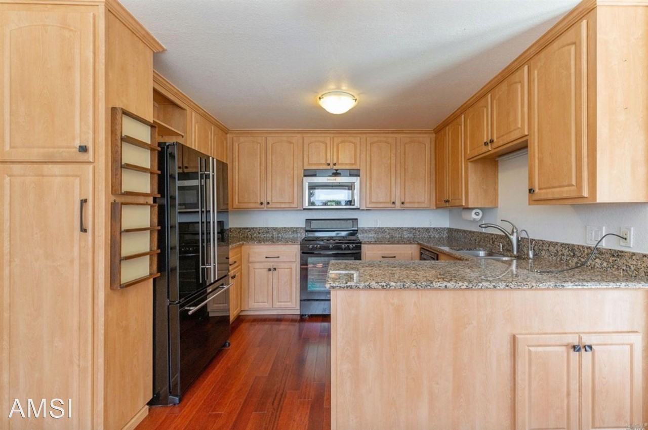 141 Nantucket Cv - Photo 3 of 27