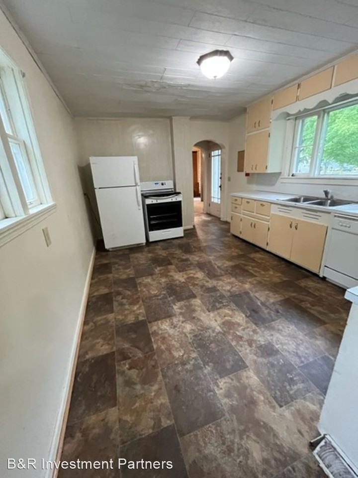 330 S. Stewart Ave - Photo 3 of 7