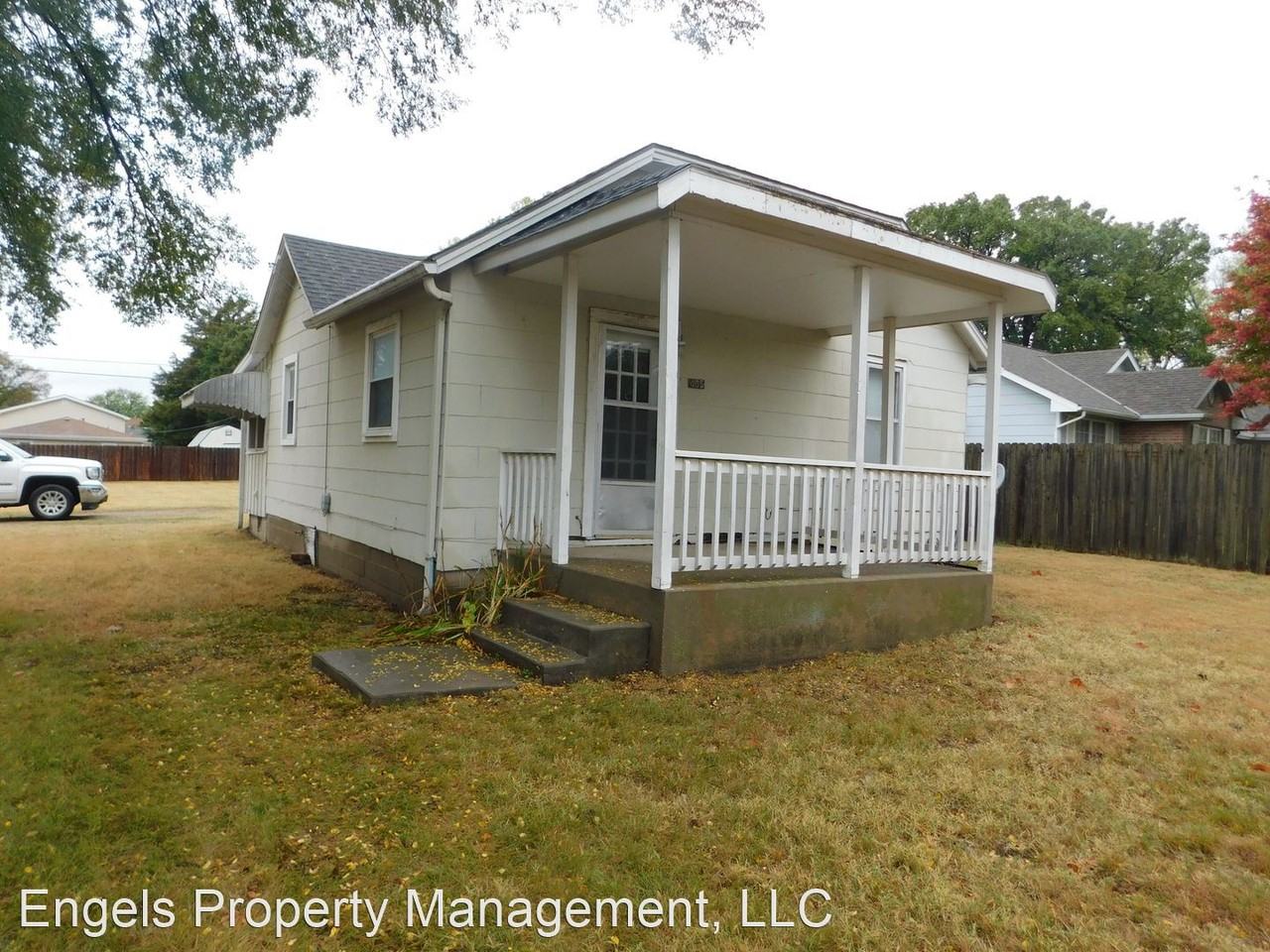 405 Hillcrest - Photo 2 of 14