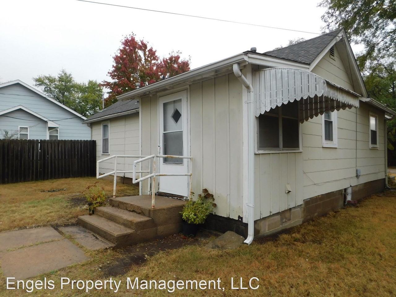 405 Hillcrest - Photo 3 of 14